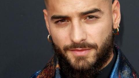Maluma manotea a fan que se quedó prendado a él en Nueva York.