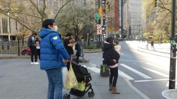 Hay familias que siguen saliendo al súper y caminar en Manhattan.
