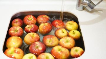 Las manzanas suelen tener una pegatina que pueden tapar su tarja de la cocina.