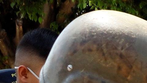 Un militar revisa a una mujer en las calles de Tegucigalpa.