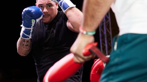 Andy Ruiz sufre al inicio de la pelea.