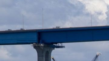 El buque hospital militar Mercy llegó a LA para ayudar con la crisis de COVID-19.