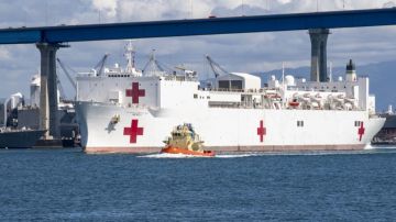 El buque hospital militar Mercy llegó a LA para ayudar con la crisis de COVID-19.