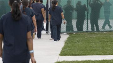 Inmigrantes recluidas caminan en el patio de ejercicio de un centro de detención.