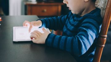 Si tu hijo muestra cierta dependencia por la tableta, esto podría significar un riesgo latente en su estabilidad emocional.