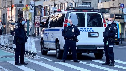 Los policías vigilan calles casi desiertas debido a la orden de quedarse en casa.