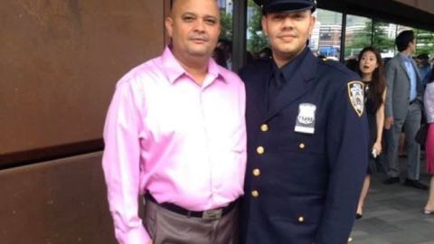 El auxiliar de policía de origen dominicano Ramón Román, junto su hijo Ricardo cuando se graduaba como uniformado.