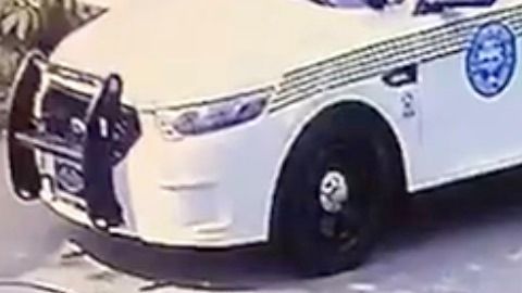 Captura del momento en que el doctor es esposado por el agente de policía.
