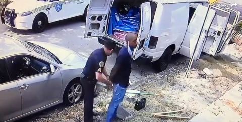 Captura del momento en que el doctor es esposado por el agente de policía.