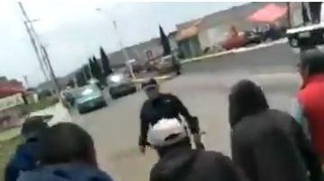 Los uniformes pidieron a la población usar el cubrebocas.