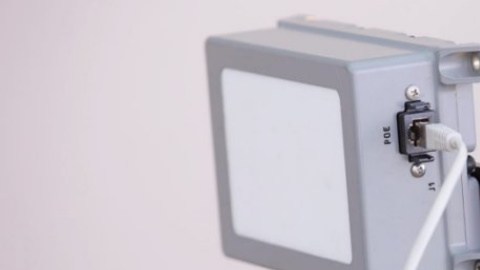 El radar es poco más grande que un celular.