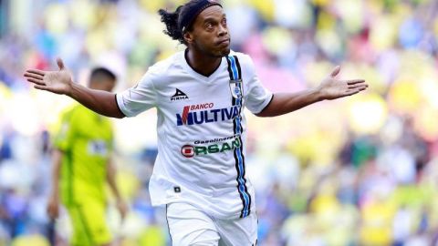 Ronaldinho en su aso por los Gallos Blancos.