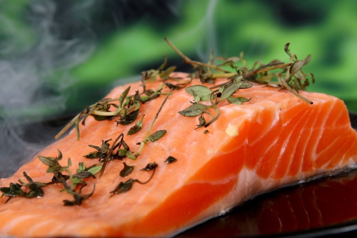 La trucha y el salmón son algunos de los pescados que en una porción te aportan más de la vitamina B12 que necesitas diariamente.