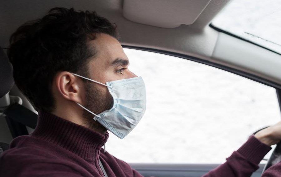 Si conduces solo en el auto, no es necesario hacer uso del cubrebocas o mascarilla, pues no estás expuesto a ningún contagio.