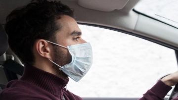 Si conduces solo en el auto, no es necesario hacer uso del cubrebocas o mascarilla, pues no estás expuesto a ningún contagio.