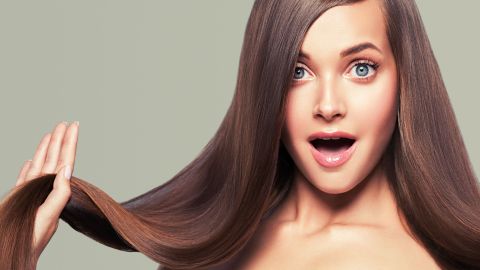 Desenredar el cabello de manera incorrecta puede partir y afectar la hebra.