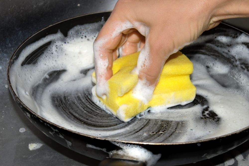 Lavar los trastes con exceso de jabón puede resultar perjudicial.