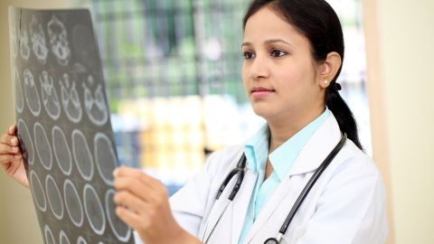Doctora revisando tomografía cerebral
