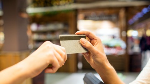 Las tarjetas se pueden usar para casi cualquier gasto, incluidos alimentos, servicios públicos, suministros de limpieza o acceso a Internet para facilitar el aprendizaje a distancia.