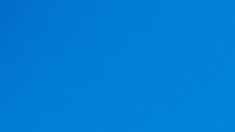 La niña estaba jugando con el cable cuando comenzaron a elevarlo.