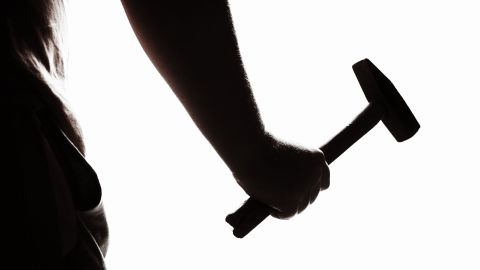 El hombre perdió la razón al descubrir el engaño.
