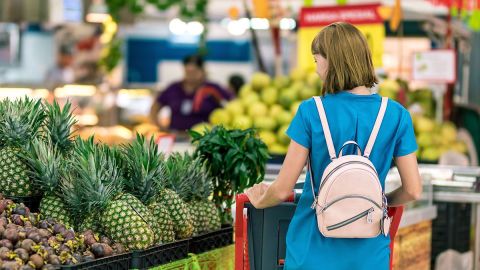 Lleva tu lista al supermercado y no compres más de lo establecido.