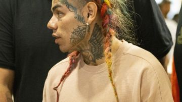 HOUSTON, TX - AUGUST 22:  Rapper Tekashi69, real name Daniel Hernandez and also known as 6ix9ine, Tekashi 6ix9ine, Tekashi 69,  arrives for his arraignment on assault charges in County Criminal Court #1 at the Harris County Courthouse on August 22, 2018 in Houston, Texas.  (Photo by Bob Levey/Getty Images)