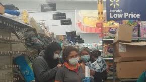 Hacen fila para comprar tela en un Walmart de Houston.