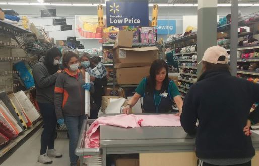Hacen fila para comprar tela en un Walmart de Houston. 