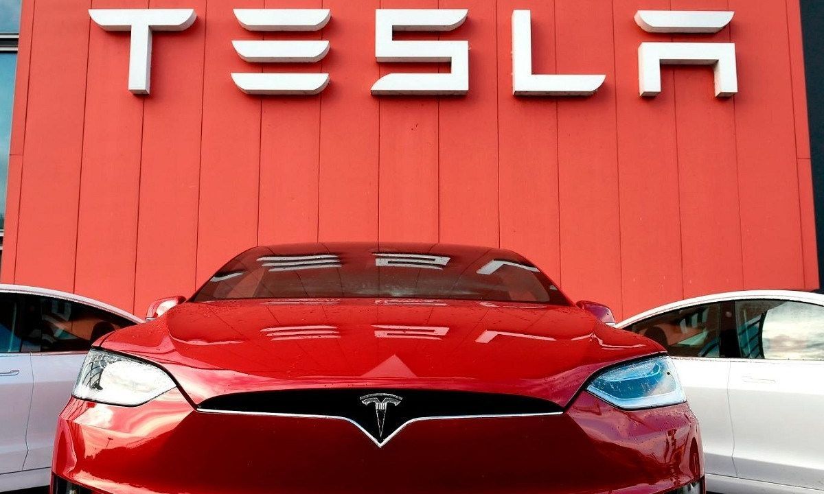 Tesla despedirá trabajadores y reducirá los salarios debido al