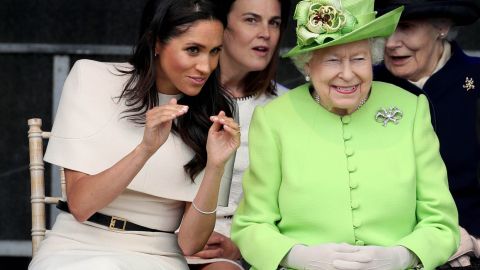 Meghan Markle en compañía de la Reina Isabel II.