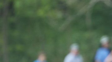 El caddie es quien carga los palos de los golfistas.