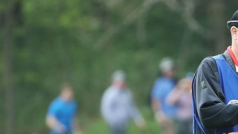 El caddie es quien carga los palos de los golfistas.