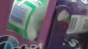 Se observa que  trabajadores de supermercados en East Hampton tienen barreras de protección al virus. (Foto: Cortesía)