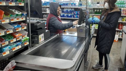 Se observa que  trabajadores de supermercados en East Hampton tienen barreras de protección al virus. (Foto: Cortesía)