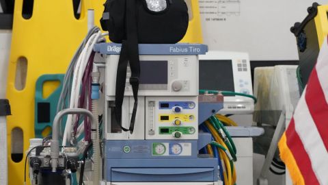 Los ventiladores ayudan a respirar a los enfermos por COVID-19.