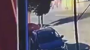 VIDEO: Tropa del Infierno del Cártel del Noreste ataca a policías y luego huyen