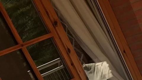 Un refugio-coche usando la mesa es uno de los tantos retos divertidos de esta propuesta.