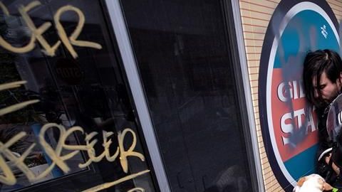 El arresto de un manifestante en el oeste de Los Ángeles.
