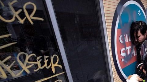 El arresto de un manifestante en el oeste de Los Ángeles.