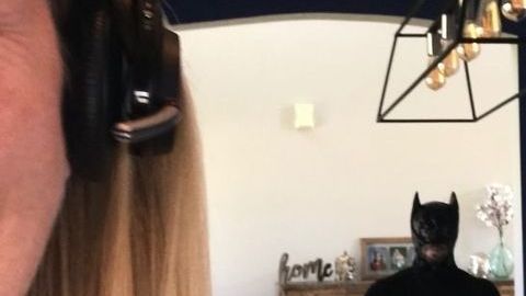 El esposo de Cara Fields, de Indiana, irrumpe disfrazado en sus reuniones de trabajo.