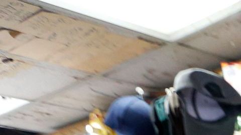 Compra de billetes de lotería.