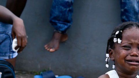 Mujeres deben criar a sus hijos en entorno de extrema pobreza y desventaja.