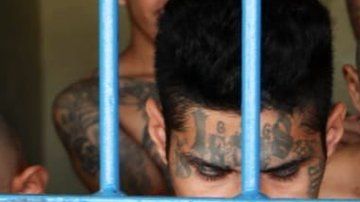 El gobierno de El Salvador unió en la misma celda a maras de diferentes pandillas.
