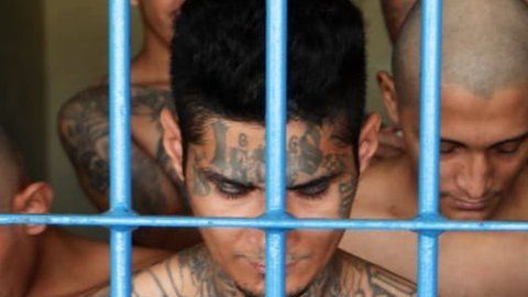 El gobierno de El Salvador unió en la misma celda a maras de diferentes pandillas.