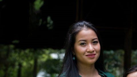 Sita Tyasutami (izquierda), Maria Darmaningsih (centro) y Ratri Anindyajati (derecha) dicen que la covid-19 cambió sus vidas para siempre.