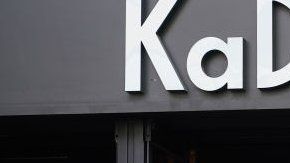 Las tiendas podrán nuevamente recibir clientes en Alemania, pero las medidas de distanciamiento siguen vigentes.