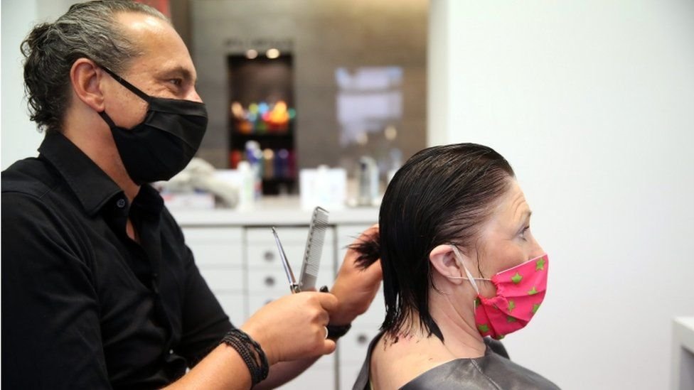 Tanto el peluquero como el cliente ahora deberán usar mascarillas.
