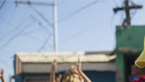 Grupos evangélicos a lo largo de América se las han ingeniado para mantener cultos en persona pese a la pandemia.