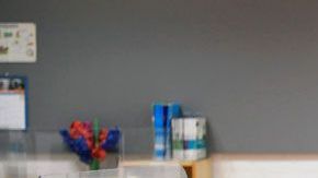 Incluso los países en los que se ha permitido a los niños ir a la escuela están adaptando las aulas con plexiglass.